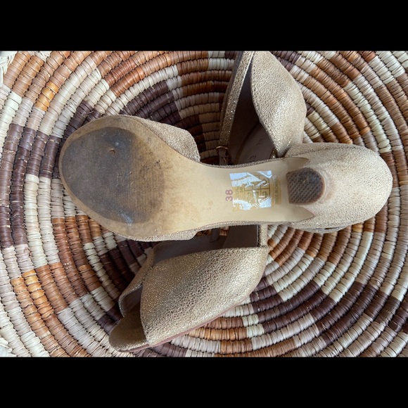 Chelsea Crew “Lola” heels in gold - Picture 7 of 9